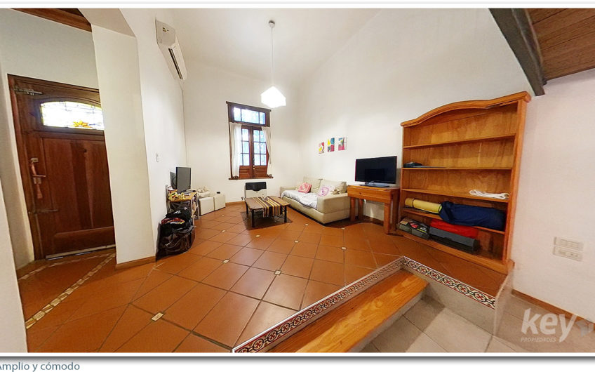 Hermosa casa de 4 ambientes con patio en Las Bases 200 – Liniers