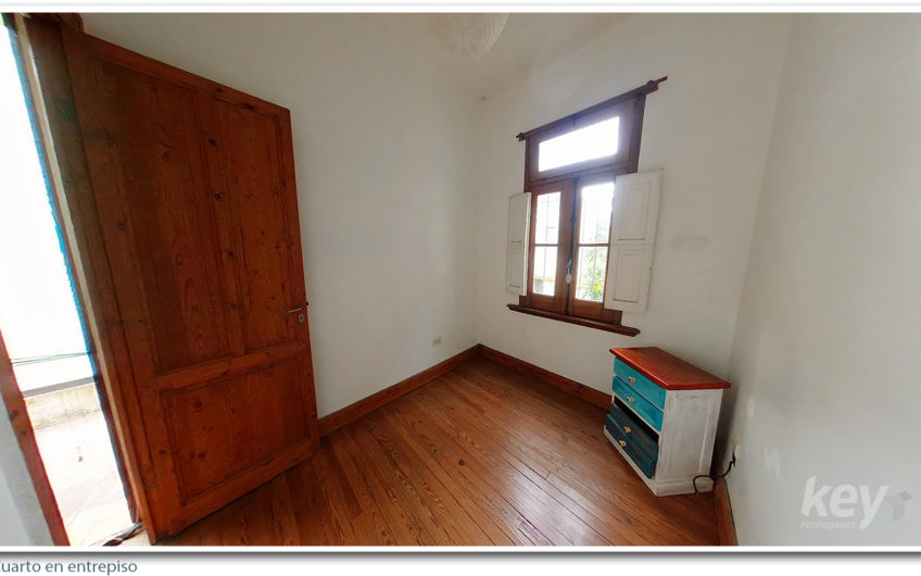 Hermosa casa de 4 ambientes con patio en Las Bases 200 – Liniers